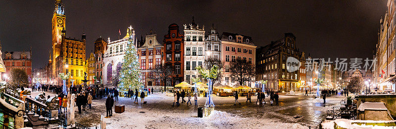 格但斯克冬夜-“Długi Targ”广场全景。